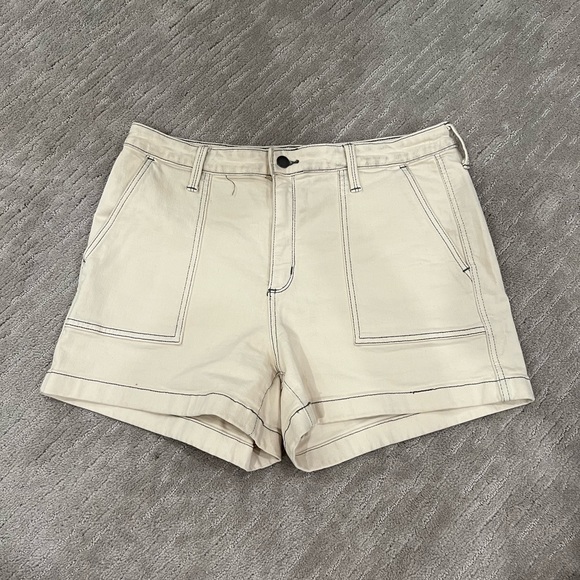 White cargo shorts size 14/32 - Picture 2 of 3